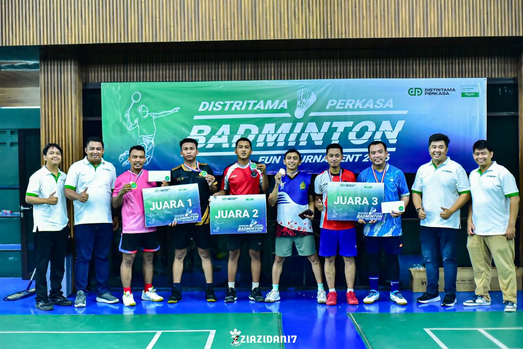 Tim HSD PT Distritama Perkasa Ajak Mitra Main Badminton Sambil Kenalkan Produk Baru Schneider Electric